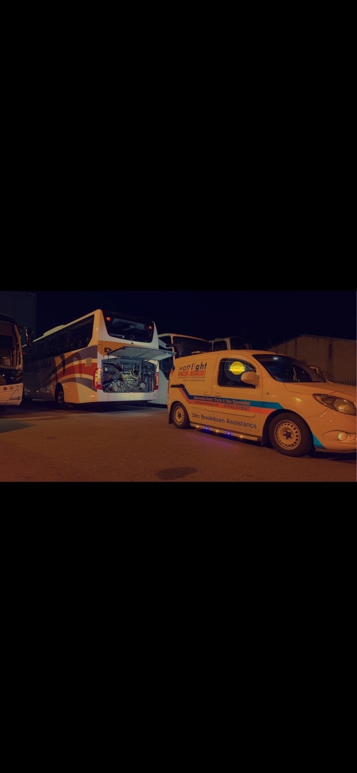 Wattlight breakdown van attending a coach callout at night